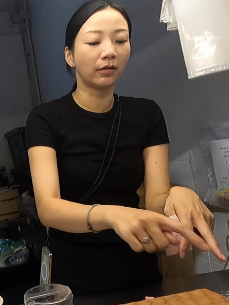 芋艿川豆花店の美人店主