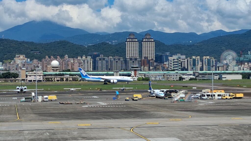 展望デッキから眺めるNH851の着陸