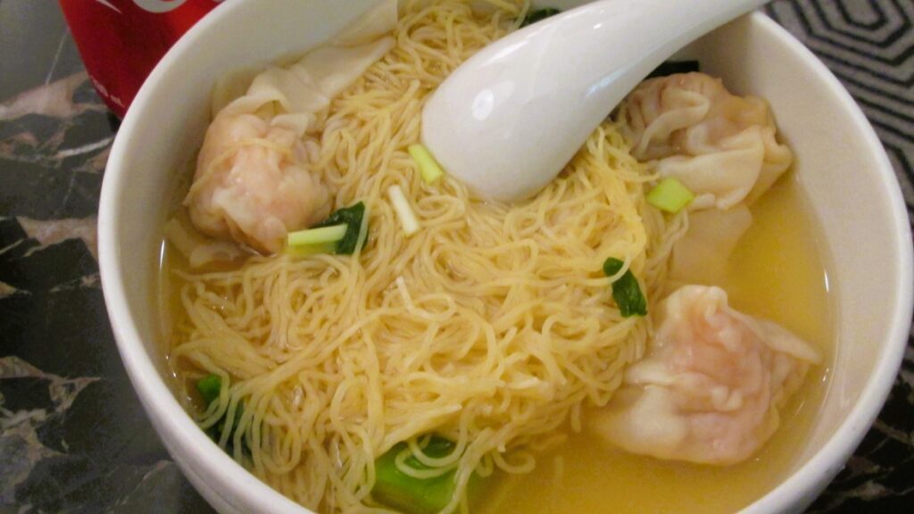 Hong Kong Airport Lounge - SilverKris Lounge 　wonton noodles