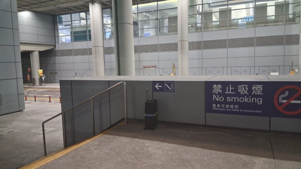 香港国際空港入国後喫煙所