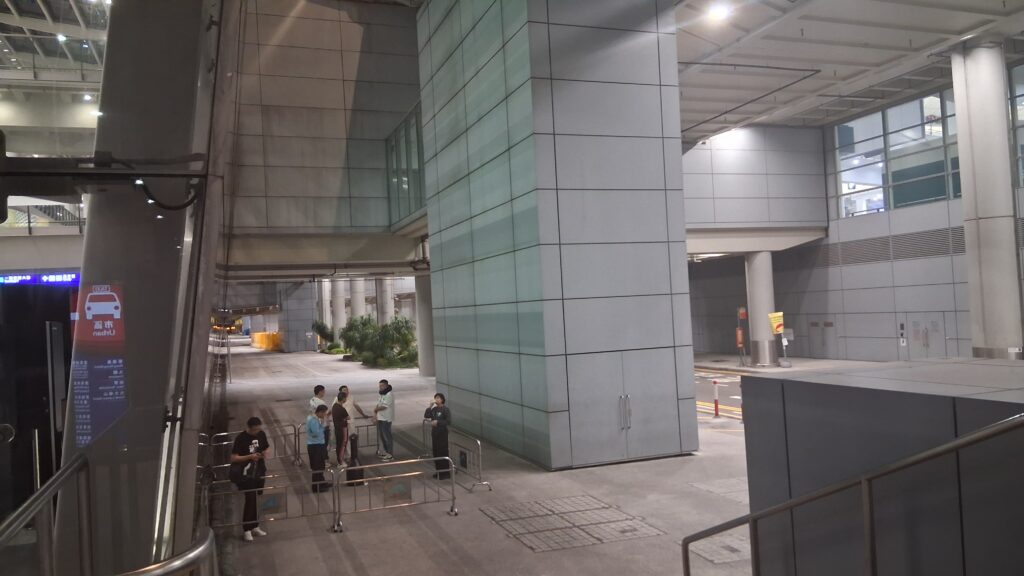 香港国際空港入国後喫煙所