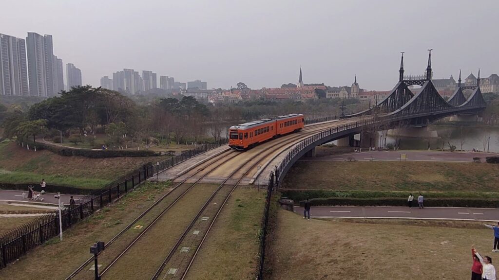 会社内を走る列車