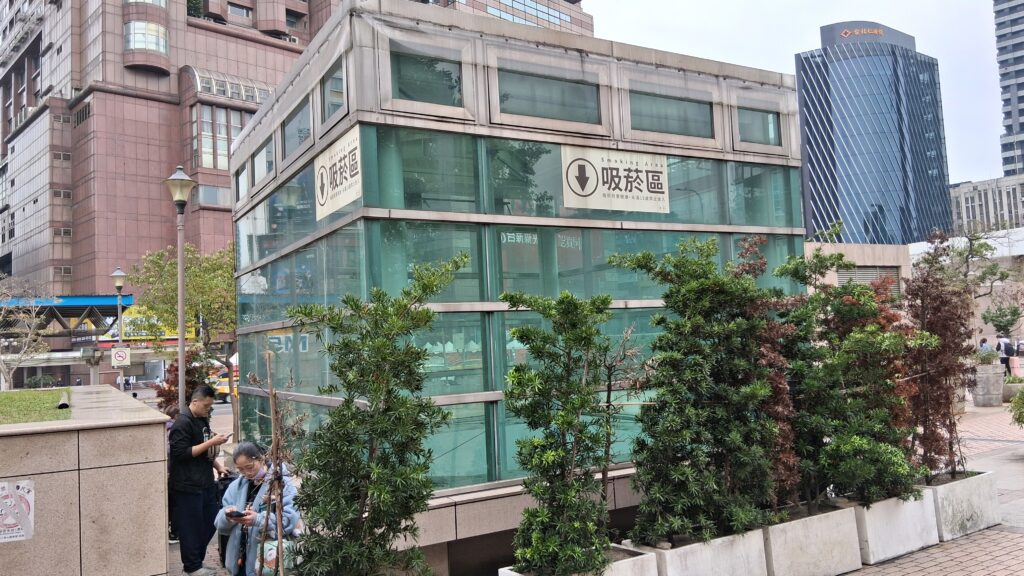 Taipei Station South3 exit smoking area-2