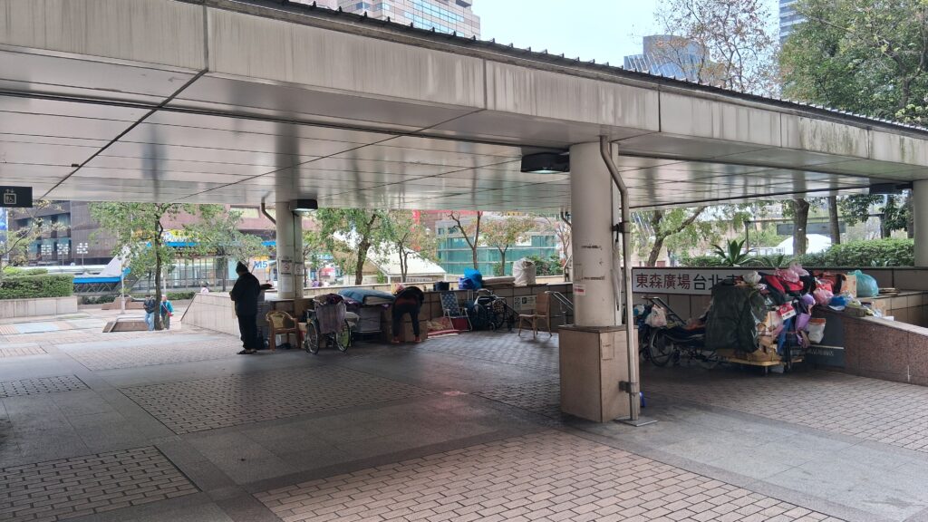 Taipei Station South3 exit smoking area-1